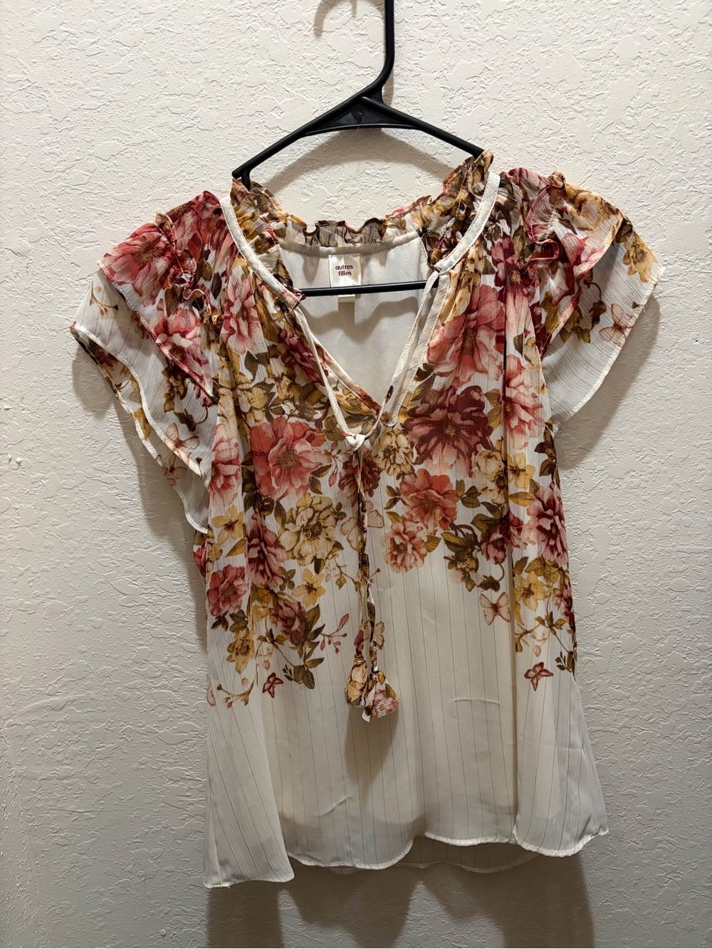 Autres Filles Floral Tie-Front Blouse in White with Pink & Tan Blooms